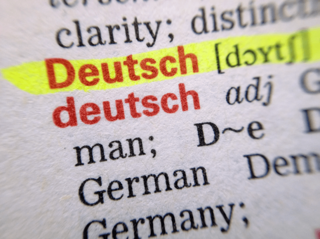 La definición de "Deutsch" resaltada en un diccionario.