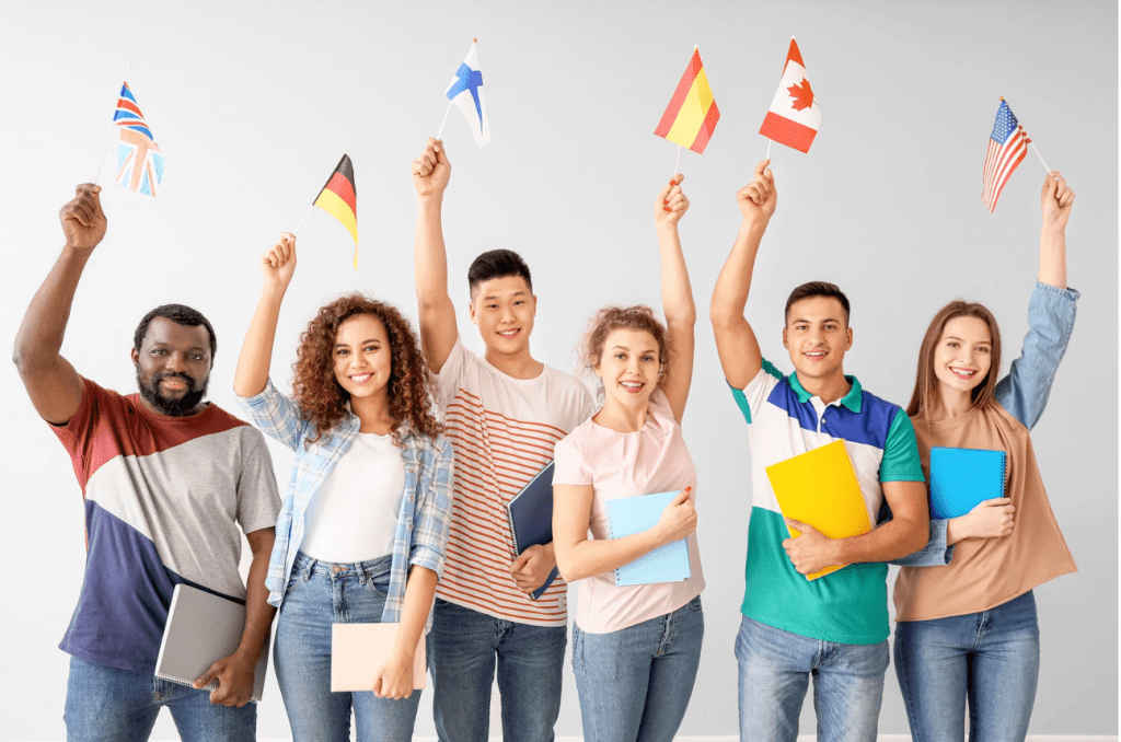 Un grupo de jóvenes sujetando banderas de distintos países.