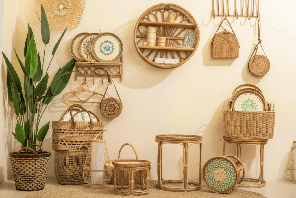 Una serie de muebles de mimbre en colores tierra.