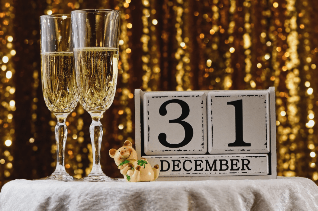 Dos copas de champán y un calendario móvil que dice "31 december".