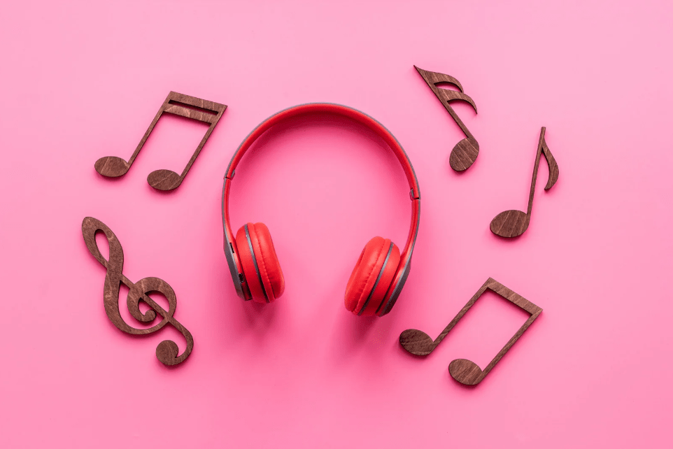 Unos cascos rodeados de figuras musicales.