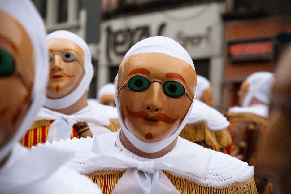 Un grupo de personas con caretas y trajes idénticos.