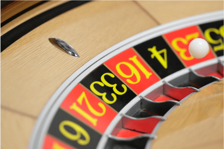 Una ruleta de casino en plena acción.