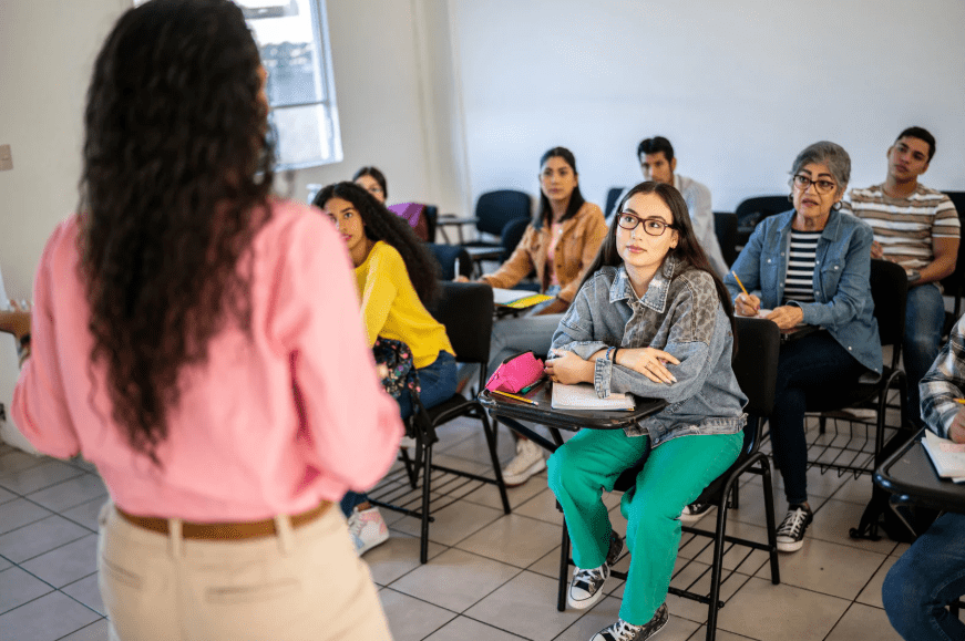 Una clase de adultos.